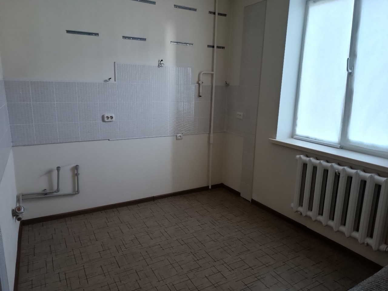 Продам 1 комнатную квартиру Донецк Ленинский рн Боссе ул.Пухова Цена 3.700.000 млн.руб Этаж 7/10 Общая площадь 35.6 кв м ² Кухня 8.7 м² Уютная и теплая 1 комнатная квартира, не угловая. Окна пластиковые, ванная акриловая; входная дверь из толстого стального полотна. Квартира пустая. Дом расположен в районе с ...