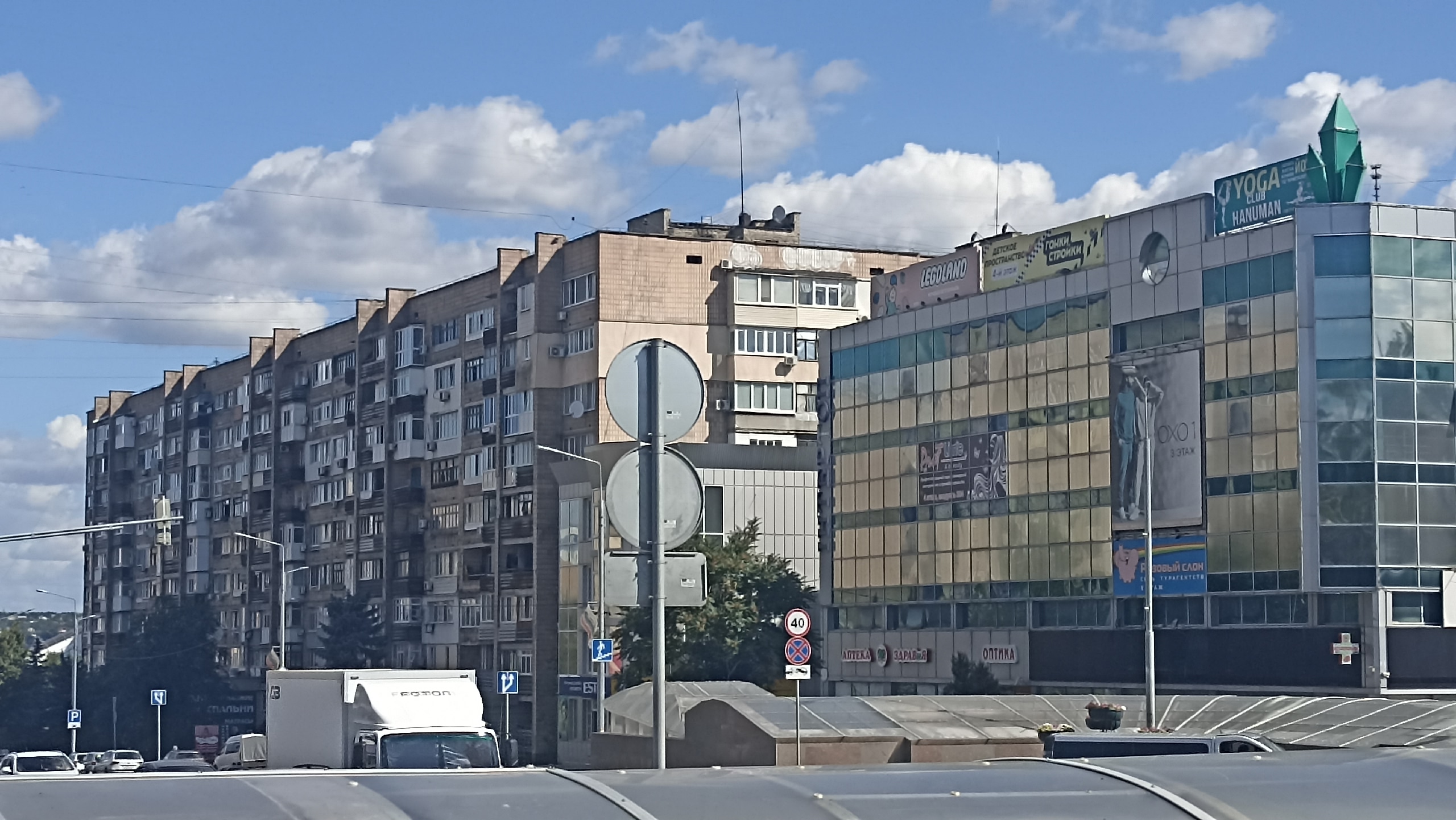 Сдаётся светлая просторная 2х комнатная квартира по ул Зозулина, 40, остановки в любой конец города в трёх минутах ходьбы, в пешей доступности садик,...