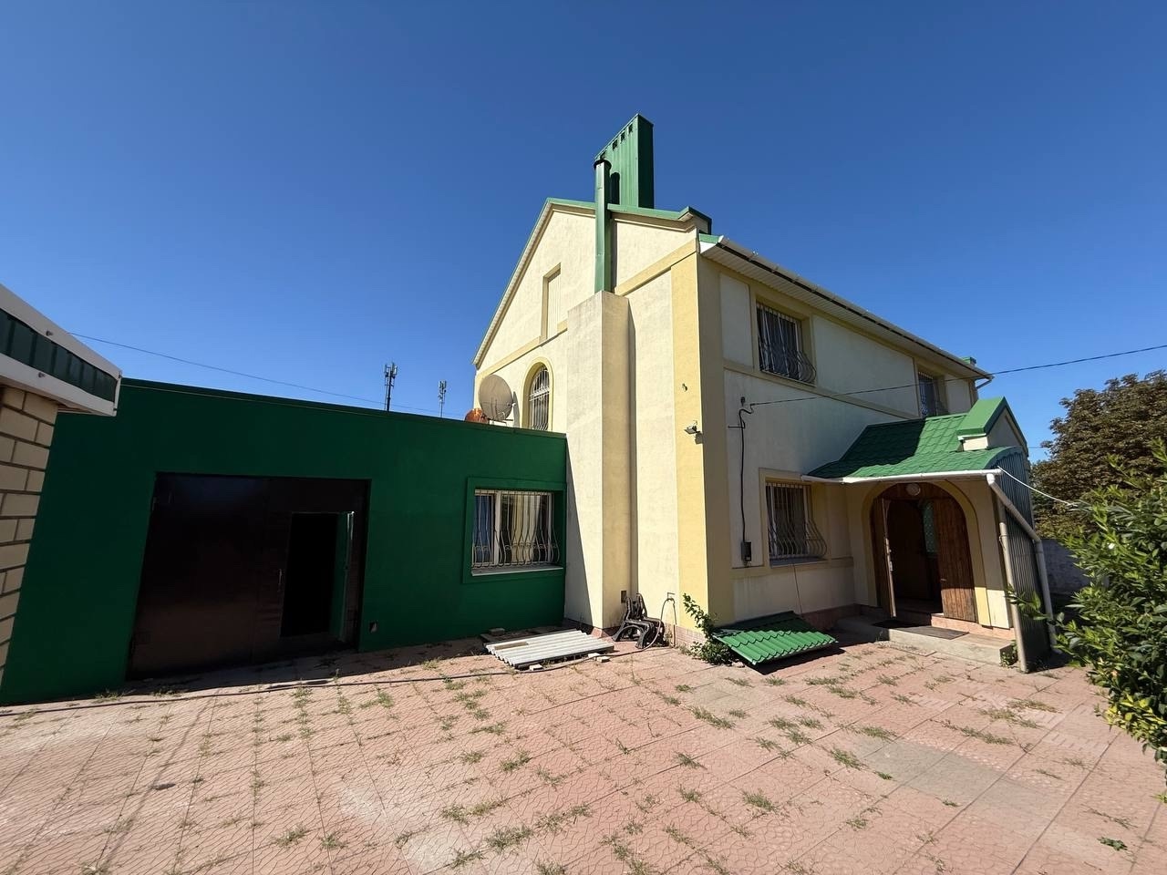 🏡 Продам жилой дом в г. Луганск от Собственника
Площадь дома 250кв.м., 8 соток земли (район Жовтневого суда и Аквапарка «Пингвин»)
✅ Дом реконструир...
