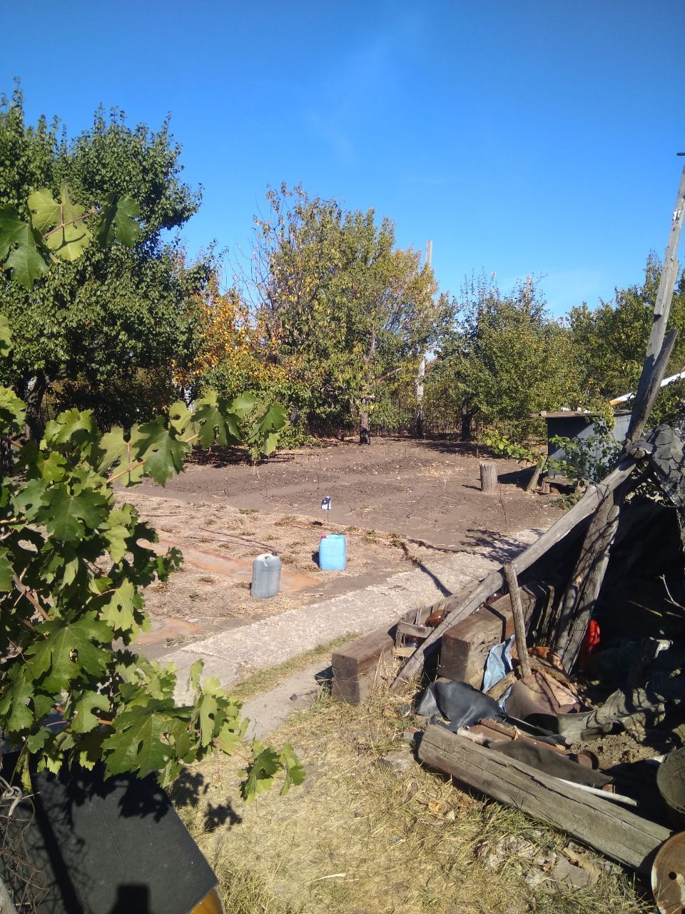 Продается земельный участок 12 соток с домом 30 кв.м. г.Луганск, пос.Юбилейное. Земля приватизирована, дом внутри отделан в черновую , вокруг участка есть забор из проволоки , сарай , фруктовые деревья , виноградник . Света, воды , газа на участке нет. Рядом вся развитая инфраструктура Цена 1 200 000 р. + тор...