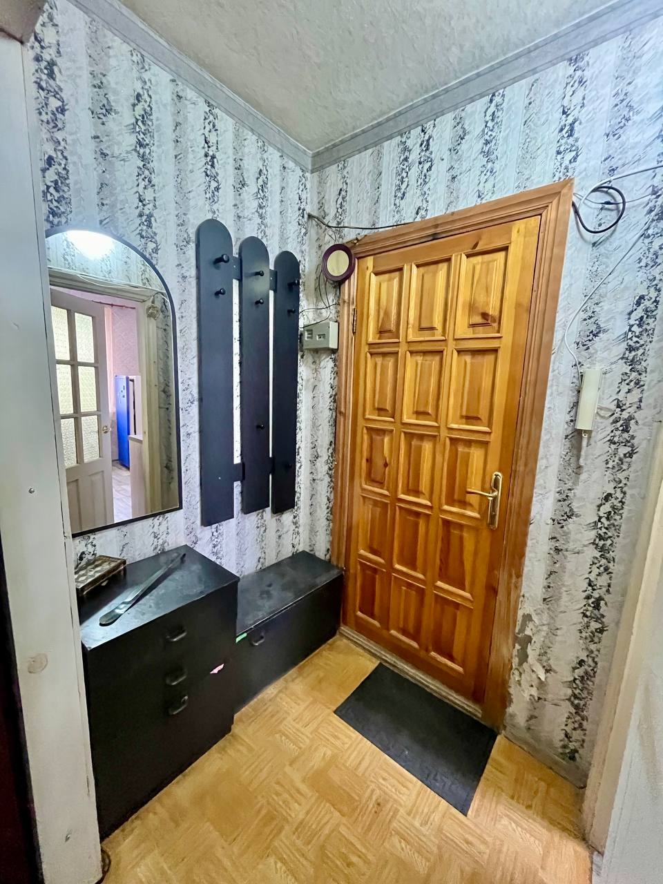 Продам 3-х комнатную квартиру в г. Луганск, Жовтневый район, ул. Учебная, 5 этаж 10- ти этажного дома . Квартира теплая , комнаты раздельные, есть балкон и лоджия, жилое состояние квартиры , санузел раздельный, рядом школы, детсады, колледжи, институт, удобная развязка транспорта, супермаркеты, кафе, рынок, к...
