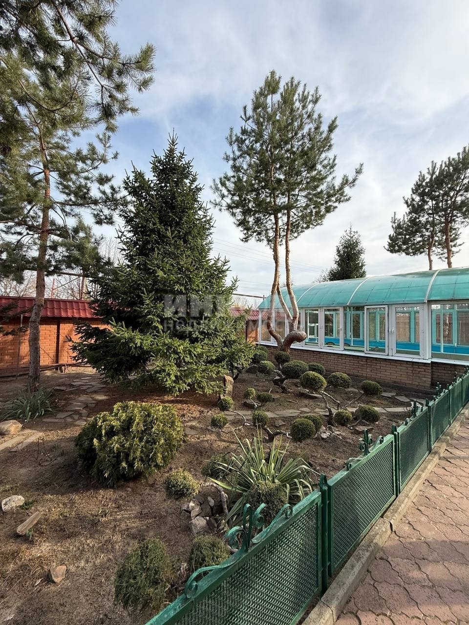 Продам 2-х этажный дом 300 кв.м в Станице- Луганской, Макарово 27 соток земли(приват.) 5 просторных комнат 2 санузла Кухня 20 м2, вся необходимая мебель и техника. В доме вся мебель остается. Ремонт выполнен из качественных материалов. Утеплен снаружи. Крытый бассейн. Хвойные и фруктовые деревья. Гараж, парко...